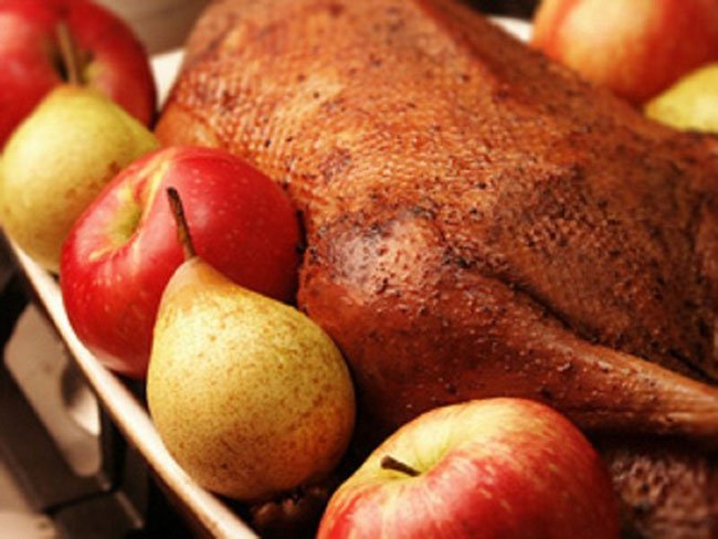 Tippek és receptek, hogy segítsen felkészülni egy libát a sütőbe alma és egyéb