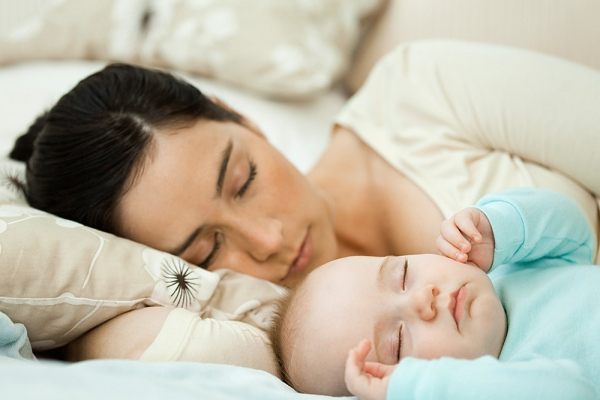 Co-alszik a baba mellett és ellen