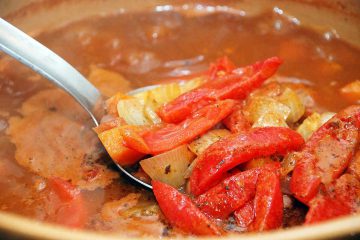 Supă de fasole cu roșii, legume și verdeață