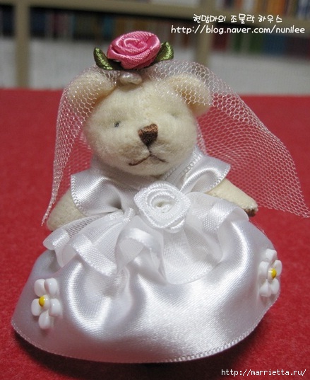 Îmbrăcăminte de nuntă pentru un urs mic