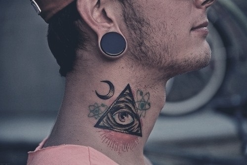 Tetoválás a nyak oldalán a portál