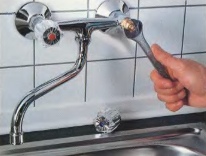 O robinet de robinet în baie se scurge despre motivul pentru care un robinet funcționează într-un mixer
