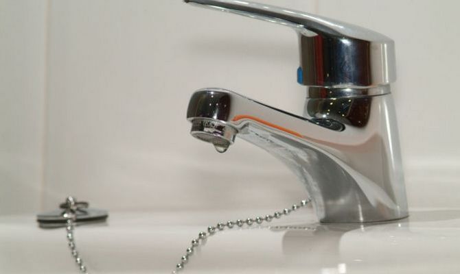 O robinet de robinet în baie se scurge despre motivul pentru care un robinet funcționează într-un mixer