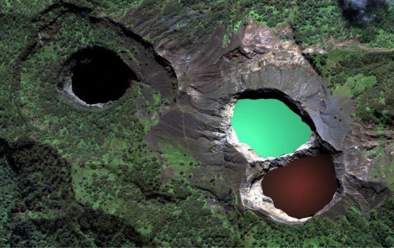 Trei lacuri multicolore deasupra unui munte