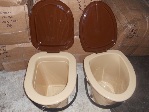 Тоалетна за да се получи без мирис и евакуация - което е по-добре, вида и характеристиките на пластмаса и дърво