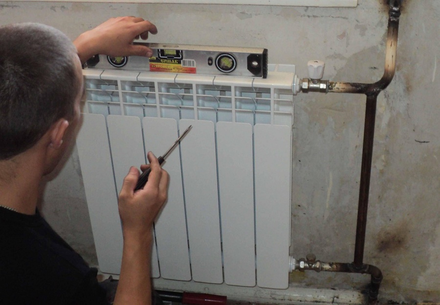Instalarea radiatoarelor bimetale pentru încălzire manuală, video