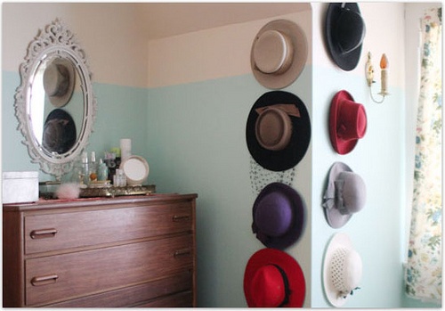 O modalitate fascinantă de a păstra pălăriile este o casă făcută manual