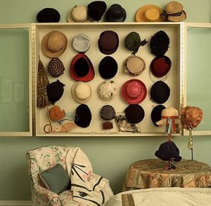 O modalitate fascinantă de a păstra pălăriile este o casă făcută manual