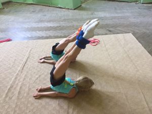Види розтягування дитини місток, художня гімнастика