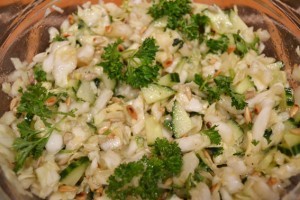 Вітамінний салат - капуста і насіння