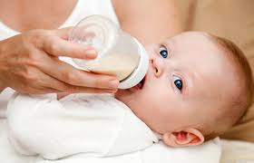 Tot ce trebuie să știți despre hrănirea artificială a nou-născuților este cum să alegeți un amestec, plus și