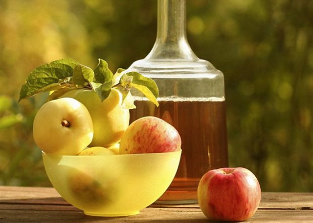 Az almalé a téli otthon egy facsaró és sokovarku egyszerű recept