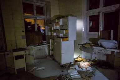 Abandonată de spitalul Vladivostok, nu există doctori, dar există droguri, hărți și pereți despuiați