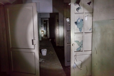 Elhagyott kórház Vlagyivosztok orvosok is, de vannak olyan gyógyszerek, térképek és fali oblezshie