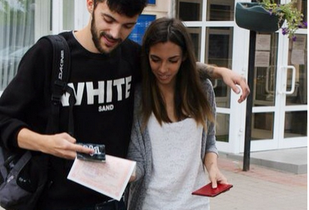 Registry irodák Kijevben, és aki feleségül júniusban () Registry irodák Kijevben, és aki feleségül vette a júniusi