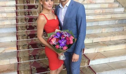Registry irodák Kijevben, és aki feleségül júniusban () Registry irodák Kijevben, és aki feleségül vette a júniusi