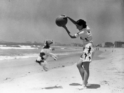 20 Imagini retro abrupte ale modului în care se odihnesc pe plajele din anii '30