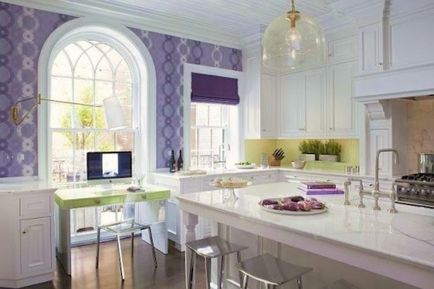 Starea de spirit violet în interiorul bucătăriei violet și liliac