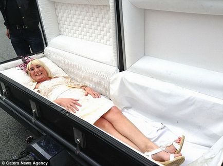 58 éves menyasszony megérkezett az esküvő egy koporsóban