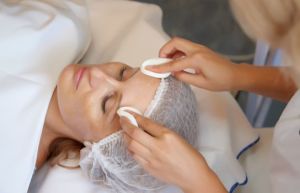 Atraumatic facial cleansing este o modalitate eficientă de a îmbunătăți starea și aspectul pielii