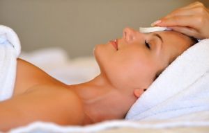 Atraumatic facial cleansing este o modalitate eficientă de a îmbunătăți starea și aspectul pielii