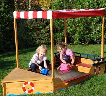 Sandbox pentru copii pentru copii, cu un acoperiș cu mâinile în țară bazându-se pe o fotografie, video