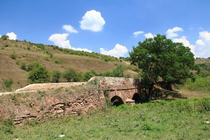 Cascada Dzhurinsky și castelul de chervonogorod (scufundări - obiective turistice, ce să vezi, interesant