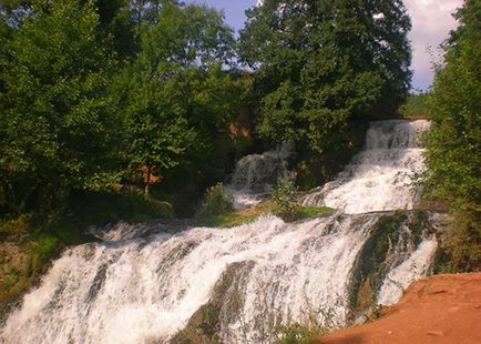 Cascada Dzhurinsky la ruinele castelului din Chervonograd, un turist