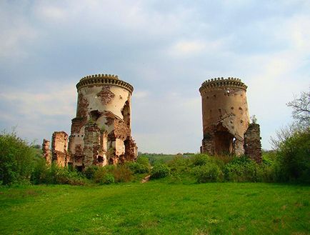 Cascada Dzhurinsky la ruinele castelului din Chervonograd, un turist