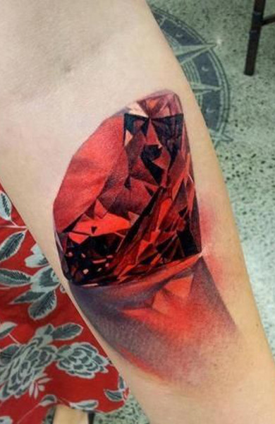 Fotografie și semnificația unui tatuaj rubin