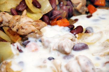 Fricassee de pui cu fasole si legume cu sos de bechamel