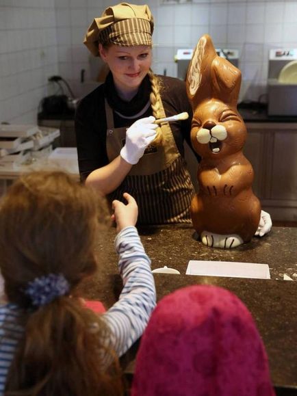 Як роблять шоколадних великодніх зайців в германии