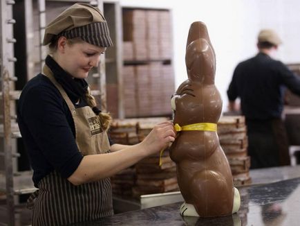 Як роблять шоколадних великодніх зайців в германии