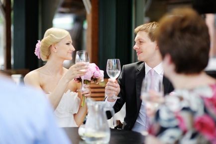 Який тост говорити на весіллі - поради та приклади