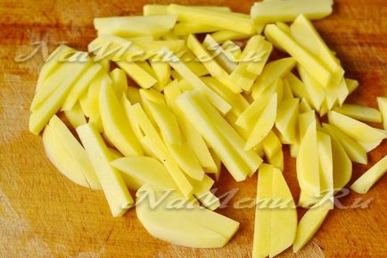 Cum să prăjiți cartofii într-o tigaie cu crustă de aur