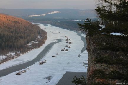 Piatra este scufundată pe râul vishera