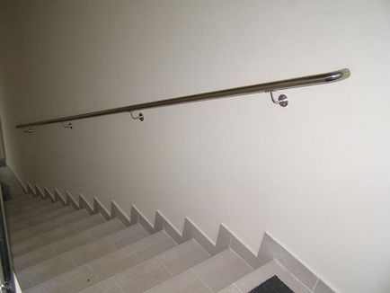 Fixarea balustradelor pe perete, pe podea, la balustrii - opțiuni de fotografie