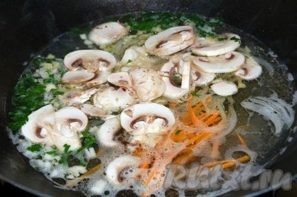 Курячий суп з грибами і китайської капустою - рецепт з фото