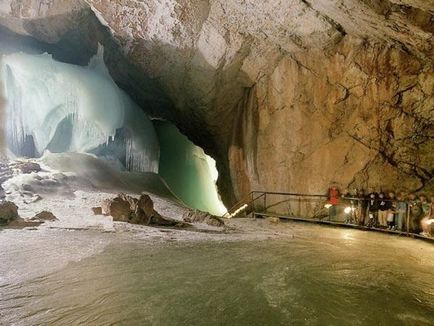 Крижана печера Айсрізенвельт