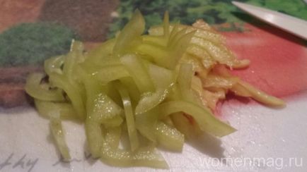 Легкий салатик з редискою, огірками, помідорами і перцем