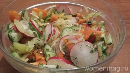 Salată ușoară cu ridiche, castraveți, roșii și piper