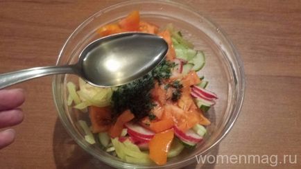 Könnyű saláta, retek, uborka, paradicsom és paprika