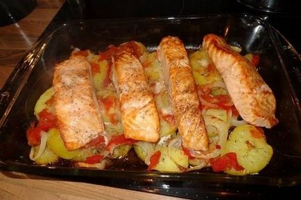 Лосось з картоплею і помідорами чері, запечений в духовці, рецепт