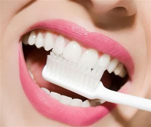 Este posibilă perierea dinților cu sifon, avantajele și dezavantajele acestei metode de albire, recenzii