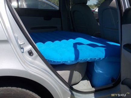 Надувний спальний матрац для задніх сидінь легкового автомобіля