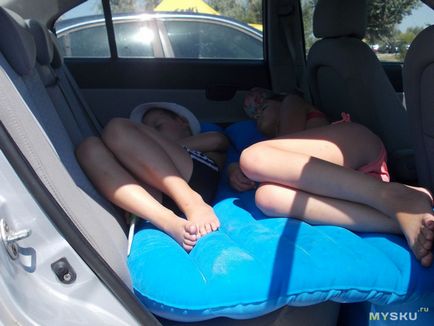 Saltea de dormit gonflabilă pentru scaunele din spate ale unei mașini