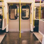 Чому в метро поручень рухається швидше, ніж сходи