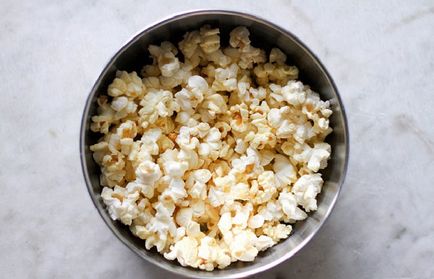 Megfelelő popcorn a vitaminokban gazdag alternatívája a magas kalóriatartalmú ételek