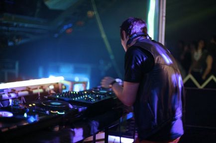 Promovarea muzicienilor și a DJ-urilor - unde să se mute în 2015, nuci roșii