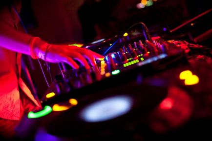 Promovarea muzicienilor și a DJ-urilor - unde să se mute în 2015, nuci roșii